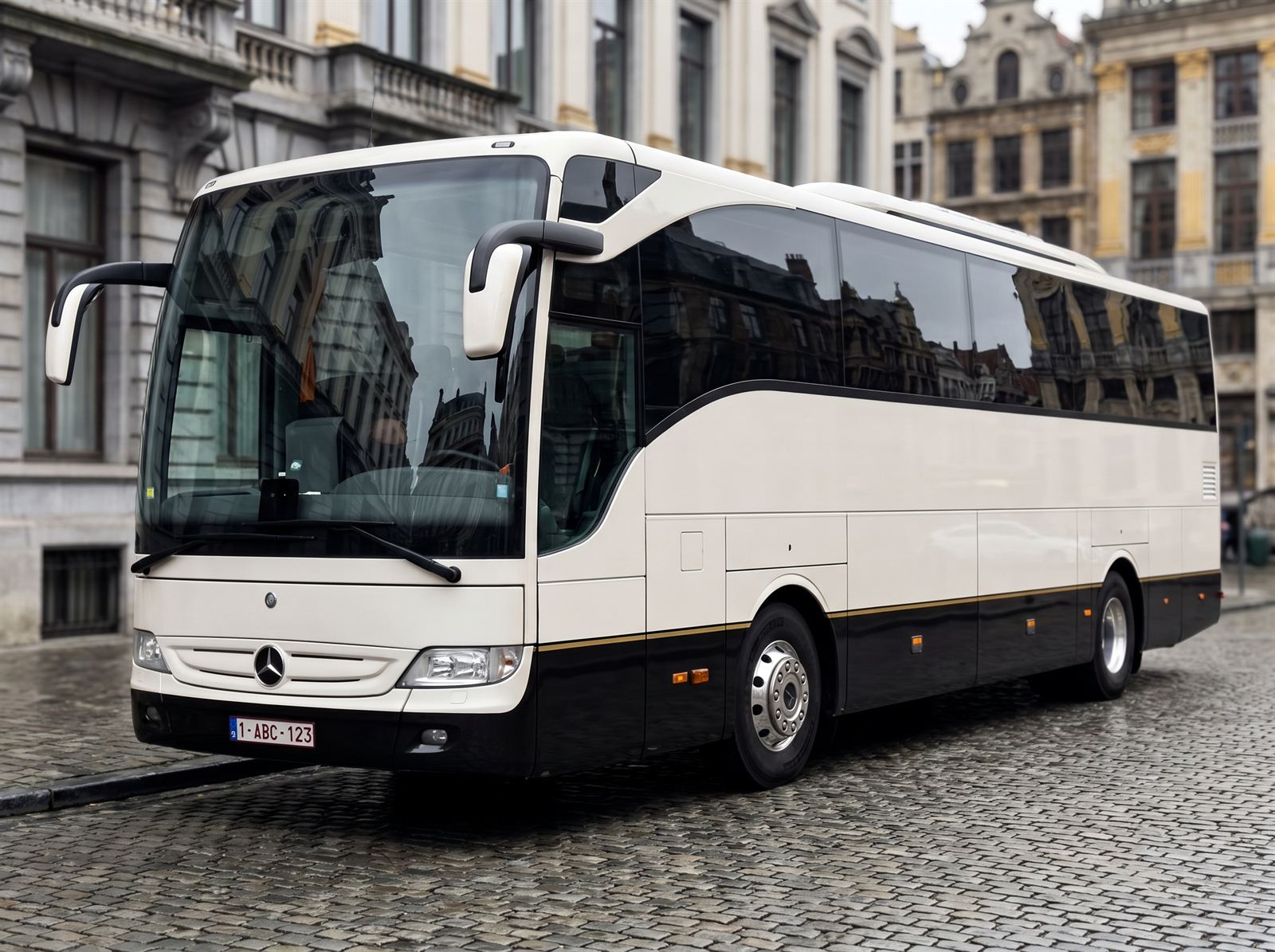 Autocar VIP avec chauffeur devant les façades de la Grand-Place à Bruxelles