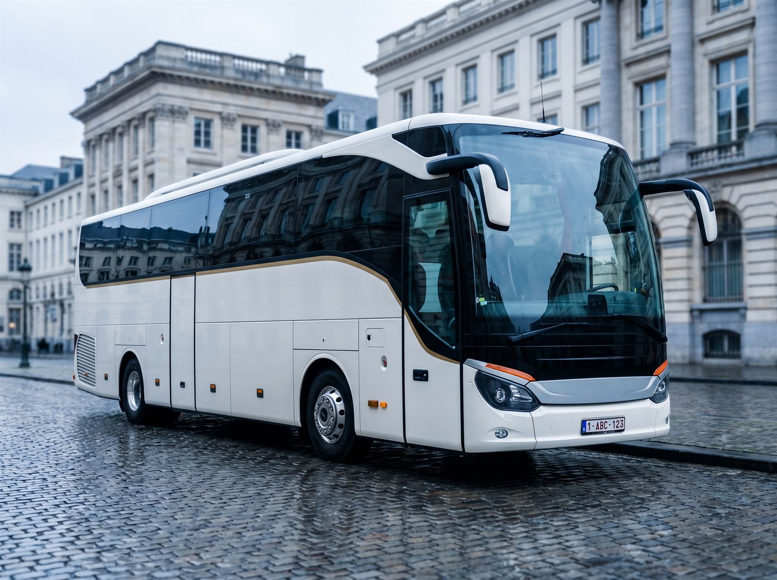 Autocar de grand tourisme blanc avec chauffeur, immatriculé en Belgique