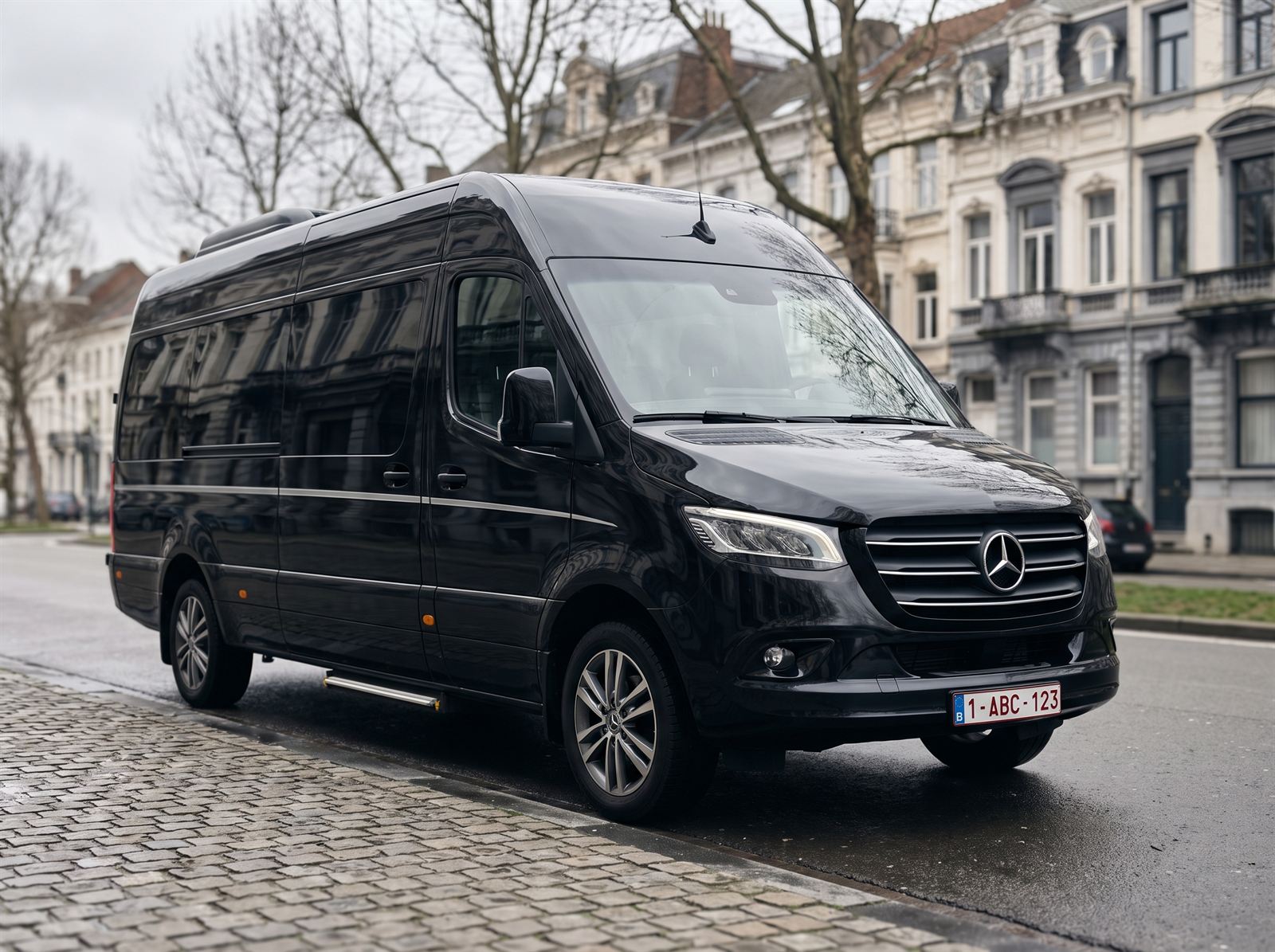 Minibus noir avec chauffeur stationné dans une rue de Bruxelles